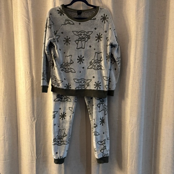 Star Wars Junior Baby Yoda Fleece Soft
PJ Lounge Set. Olive/Army Green Size Jr
M - Picture 1 of 9